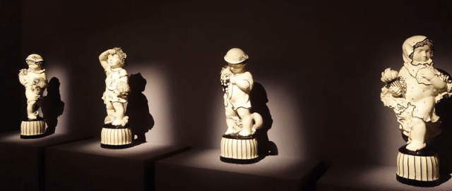 Michael Powolny. Printemps, 1913-1915 - Eté, 1914-1915 - Automne, 1915 - Hiver, 1915-1916. Céramique à glaçure blanche et décor noir. Bel Etage, Wolfgang Bauer, Vienne. Source : www.spectacles-selection.com