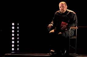 DES FLEURS POUR ALGERNON - De Daniel KEYES - Adaptation : Gerald SIBLEYRAS - Mise en scene : Anne KESSLER - Decor : Guy ZILBERSTEIN - Lumiere : Arnaud JUNG - Avec : Gregory GADEBOIS - Au Studio des Champs Elysees - Le 11 septembre 2012 - Photo : Pacome POIRIER/WikiSpectacle