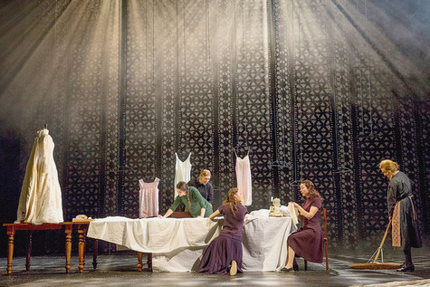 La-Maison-de-Bernarda-Alba-aux-cotes-de-femmes-emmurees_article_main