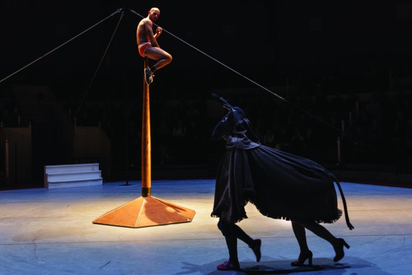 Avec-vue-sur-la-piste-Cnac-cirque-la-villette-espace-chapiteaux-spectacle-mat-indien-blog-united-states-of-paris-photo-©-Christophe-Raynaud-de-Lage-600x400