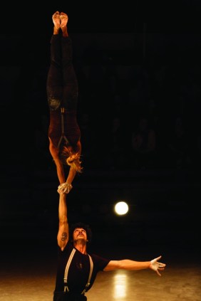 Avec-vue-sur-la-piste-Cnac-critique-avis-cirque-la-villette-espace-chapiteaux-spectacle-main-à-main-photo-©-Christophe-Raynaud-de-Lage-600x900