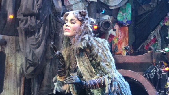 CATS-Chimène-Badi-GrizabellaTheatre-MOGADOR-PARIS-2016-photo-Go-with-the-Blog-20160428_230808