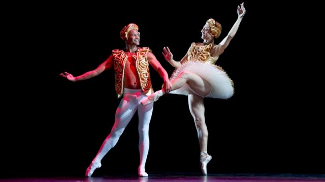 Spectacle: TUTU, Chorégraphe: Philippe Lafeuille, Compagnie: Chicos Mambo, Interprètes: ,Loïc Consalvo, Anthony Couroyer, Mikael Fau, Pierre-Emmanuel Langry, Julien Mercier, Alexis Ochin, Lumières: Dominique Mabileau, Costumes: Corinne Petitpierre, Lieu: Bobino, le 9/10/2014