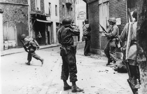 561x360_9-aout-1944-saint-malo-americains-tentent-debusquer-derniers-soldats-allemands