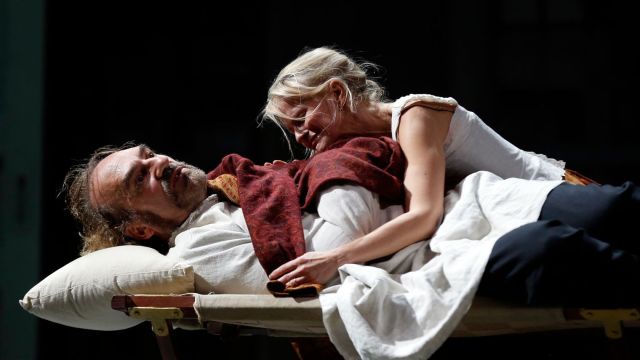 l-acteur-michel-vuillermoz-dans-le-role-du-capitaine-et-anne-kessler-dans-celui-de-sa-femme-le-16-septembre-2015-sur-la-scene-de-la-comedie-francaise-dans-la-piece-pere-du-suedois-august-strindberg_54