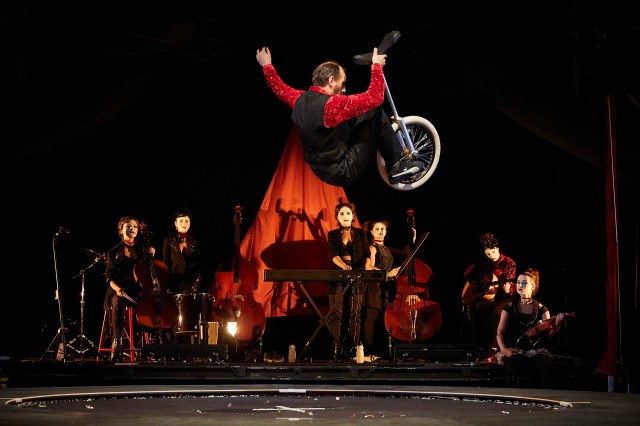 TERABAK DE KYIV - STEPHANE RICORDEL & DAKH DAUGHTERS - Stéphane Ricordel metteur en scène - Patrice Wojciechowski assistant metteur en scène - Vlad Troitsky composition musicale - Amandine Galode création et régie lumière - Daniel Ortiz artiste de cirque (cadre) - Jose na Castro Pereyra artiste de cirque (cadre) - Benoît Charpe artiste de cirque (monocycle sur trampo) - Julieta Martin artiste de cirque (mât chinois) - Oscar Nova de la Fuente artiste de cirque (sangles) - Matias Pilet artiste de cirque (acrobate) - Yann Frish  artiste (magie) - Marina Voznyuk comédienne - Anna Olekhnovych comédienne - Et les Dakh Daughters:   Ruslana Khazipova, Tanya Havrylyuk, Solomia Melny, Anna Nikitina, Natalia Halanevych et Zo musique - Lieu : Le Monfort  - Ville : Paris - Le 15 12 2016 - Photo : Christophe RAYNAUD DE LAGE